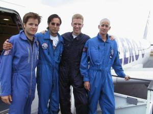 Die vier ETH Studenten vor dem Zero-G-Flugzeug.