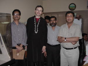 Im HEJ Research Inst. of Chemistry in Karachi. (v.l.n.r. Prof. M. S. Ali; Dr. C. Hanser, ein Senior Sc., Prof. M. I. Choudhary).