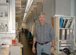 ETH-Professor Tim Richmond im neubezogenen Labor